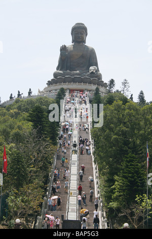 Les touristes marches de Bouddha Géant au monastère Po Lin l'île de Lantau à Hong Kong, Avril 2008 Banque D'Images