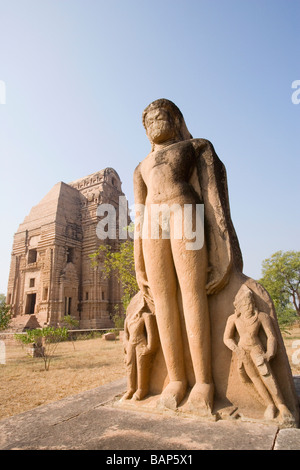 Temple des statues avec en arrière-plan, Teli Ka Mandir, Gwalior, Madhya Pradesh, Inde Banque D'Images