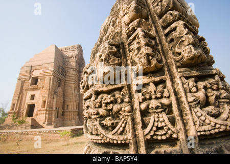 Détails de sculpture en sculpture avec un temple dans l'arrière-plan, Teli Ka Mandir, Gwalior, Madhya Pradesh, Inde Banque D'Images