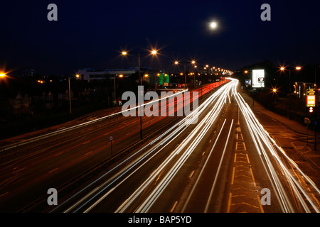 L'heure de pointe de la circulation sur l'A40 route, après la construction de Hoover, Perivale, Londres, Royaume-Uni Banque D'Images