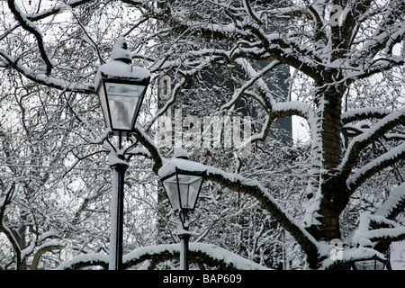 Lanternes couverte de neige à Leicester Square, London, UK Banque D'Images