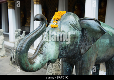 Éléphant en bronze avec Flower Garland. Wat Arun ou temple de l'aube, Bangkok, Thaïlande. Banque D'Images