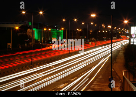 L'heure de pointe de la circulation sur l'A40 route, après la construction de Hoover, Perivale, Londres, Royaume-Uni Banque D'Images