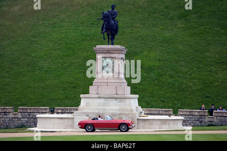Une voiture de sport MG vintage de la conduite dans le parc du château de Windsor dans le Berkshire UK Banque D'Images