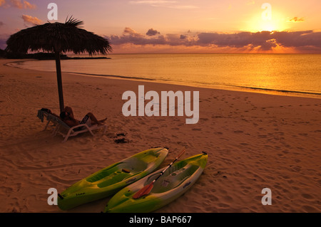 Couple sous parapluie sur beach Cat Island, Bahamas. Banque D'Images