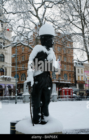 La neige statue de Charlie Chaplin à Leicester Square, London, UK Banque D'Images