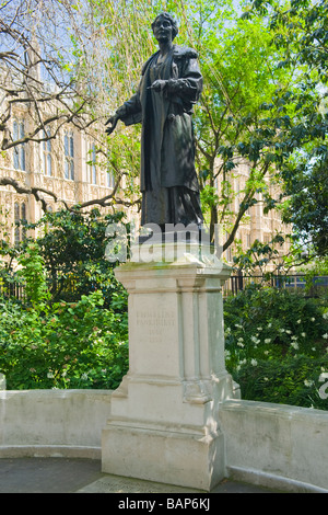 La place du parlement de Westminster , , statue d'Emmeline Emily Pankhurst , 1858 - 1928 , suffragette militante pour le vote des femmes Banque D'Images