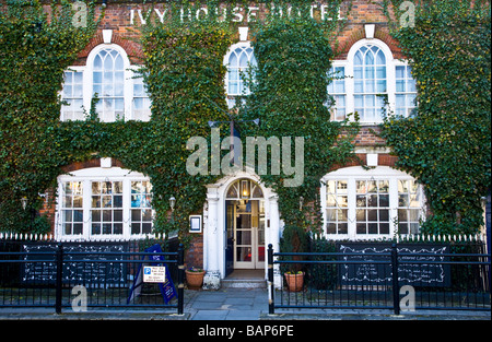 L'Ivy House Hotel dans la rue dans la ville de marché typiquement anglais de Marlborough Wiltshire England UK Banque D'Images