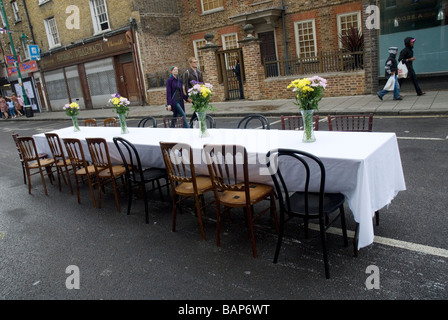 24/08/08, street party pour célébrer les Jeux Olympiques de 1948, le jour où le drapeau olympique a été remis à Londres pour les jeux 2012.Table dans Street Banque D'Images