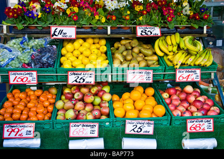 Fruits et plantes Polyanthus dans l'affichage à plusieurs niveaux à l'extérieur d'une boutique ou magasin jardiniers en Angleterre Banque D'Images