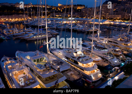 Vue sur le Monaco Yacht Show dans la nuit Banque D'Images