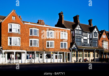 Cadre en bois et des boutiques Georgian Tudor Llloyds TSB Bank building dans la rue principale de Marlborough Wiltshire England UK Banque D'Images