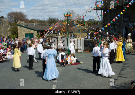 Les enfants dansant autour d'un mât au village de Wray, près de Lancaster, Angleterre, RU Banque D'Images