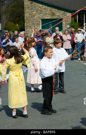 Les enfants dansant autour d'un mât au village de Wray, près de Lancaster, Angleterre, RU Banque D'Images