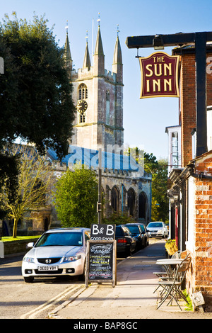 Saint Pierre et Saint Paul et l'Église redondants Sun Inn pub dans le marché anglais typique ville de Marlborough Wiltshire, Angleterre Banque D'Images