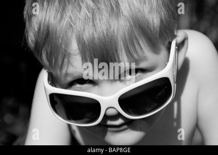 Jeune enfant portant des lunettes surdimensionnées Banque D'Images