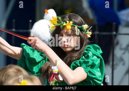 Enfant dansant autour d'un mât au village de Wray, près de Lancaster, Angleterre, RU Banque D'Images