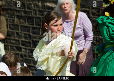 Enfant dansant autour d'un mât au village de Wray, près de Lancaster, Angleterre, RU Banque D'Images