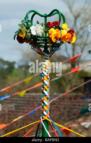 Un mât avec des rubans entrelacés, au village de Wray, près de Lancaster, Angleterre, RU Banque D'Images