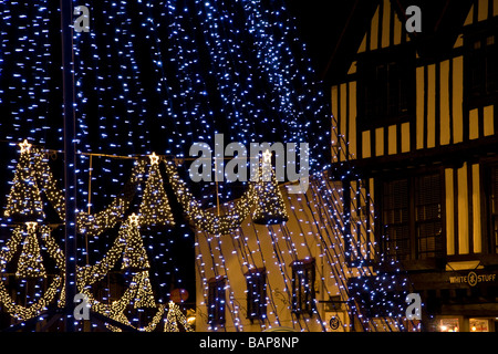 Illuminations de Noël dans le centre de Stratford-upon-Avon Banque D'Images