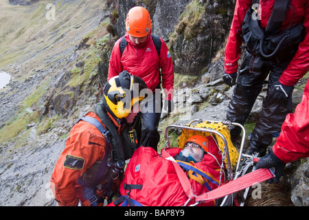 Un marcheur avec une fracture de la jambe est traité par l'équipe de sauvetage en montagne Langdale Ambleside dans Easy Gully sur Pavey Ark Banque D'Images
