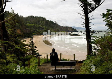 Personne sur banc avec vue sur plage de parc d'état d'Ecola - Cannon Beach, Oregon Banque D'Images