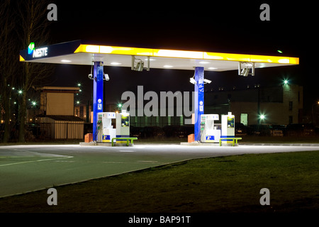 Neste gas station - photo de nuit Banque D'Images