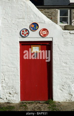 Une porte rouge dans un mur blanc Banque D'Images