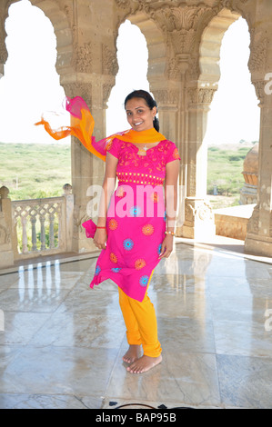 Une fille dans un beau palais shalwar kameez à Mandvi, Kutch, Gujarat, Inde Banque D'Images