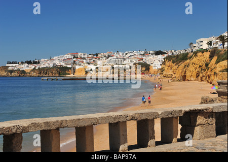 Vue vers la plage principale (plage des Pêcheurs) à Albufeira, Algarve, Portugal. Banque D'Images