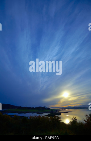 Ciel bleu et nuages. coucher de soleil sur le château de stalker de castle stalker view Banque D'Images