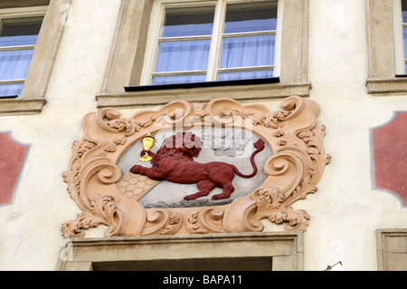 Détails de construction à Prague qui est la capitale de la République tchèque. La maison de l'Red Lion Nerudova sur Banque D'Images