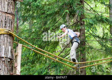 Une femme travaille son chemin à travers un parcours au Strathcona Park Lodge, BC Banque D'Images