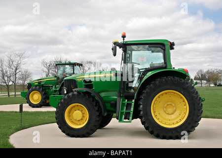 Tracteurs John Deere à l'écran en face de l'usine de montage de tracteurs Waterloo Iowa Banque D'Images
