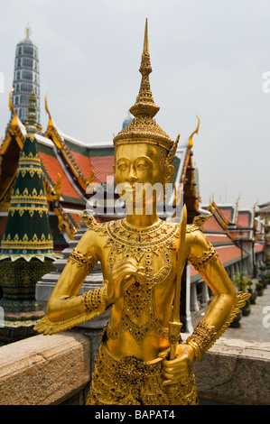 Kinnara doré une moitié humain, moitié mythologique créature oiseau dans Wat Phra Kaew, Bangkok, Thaïlande Banque D'Images