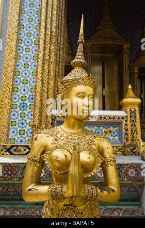 Kinnara doré une moitié humain, moitié mythologique créature oiseau dans Wat Phra Kaew, Bangkok, Thaïlande Banque D'Images