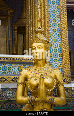 Kinnara doré une moitié humain, moitié mythologique créature oiseau dans Wat Phra Kaew, Bangkok, Thaïlande Banque D'Images