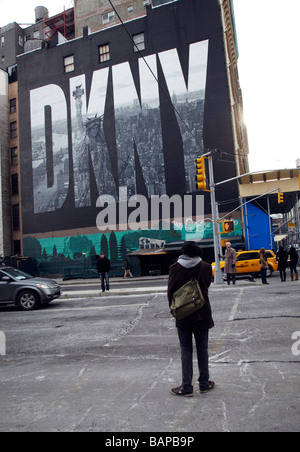 Scène de rue, DKNY billboard, New York Banque D'Images