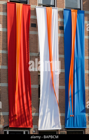 Drapeau national néerlandais, des bannières aux couleurs de pavillon néerlandais. Sur un canal à Amsterdam sur Queensday. Banque D'Images