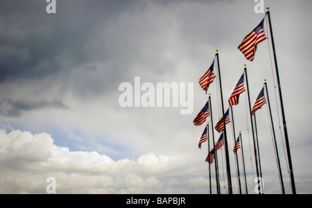 American Flags Blowing in Wind avec ciel nuageux ciel dramatique Banque D'Images