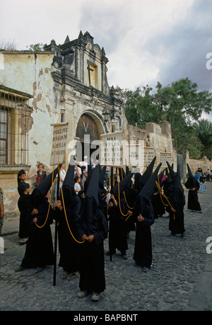 Les participants catholiques en noir portant des messages religieux à Pâques LE VENDREDI SAINT PROCESSION ANTIGUA-GAUTAMALA Banque D'Images