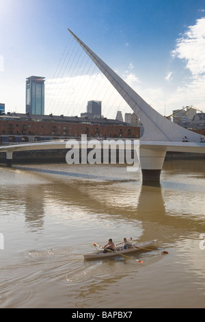 Couple riwing près de la Puente de la Mujer (pont de la femme) dans le quartier de Puerto Madero, Buenos Aires, Argentine. Banque D'Images