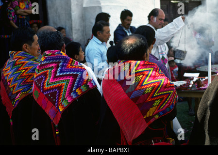 Les hommes d'ascendance maya guatémaltèque enveloppés dans un tissu traditionnel au service chrétien CHICHICASTENANGO GUATEMALA Banque D'Images