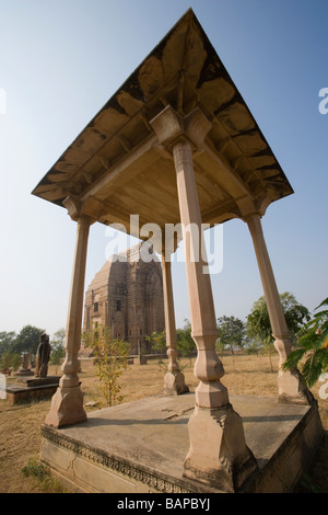 Structure avec temple dans l'arrière-plan, Teli Ka Mandir, Gwalior, Madhya Pradesh, Inde Banque D'Images