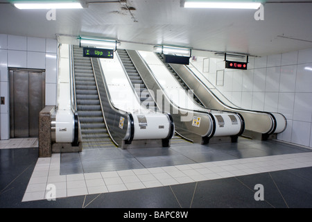 Les escaliers mécaniques à la station de Mariatorget s Stockholm subway Banque D'Images
