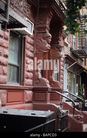 New York, grec ou égyptien porche de style brownstone house sur la 22e Rue Ouest. Banque D'Images