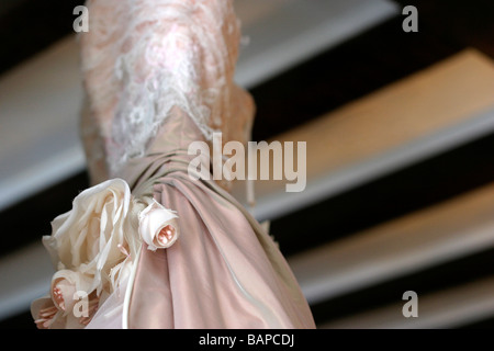 La robe de mariée mariée de raccrocher Banque D'Images