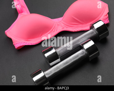 Haltères chromé brillant et soutien-gorge de sport Banque D'Images
