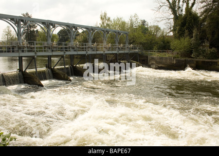 Weir, Marsh Lock, Henley on Thames, Oxfordshire, Angleterre Banque D'Images