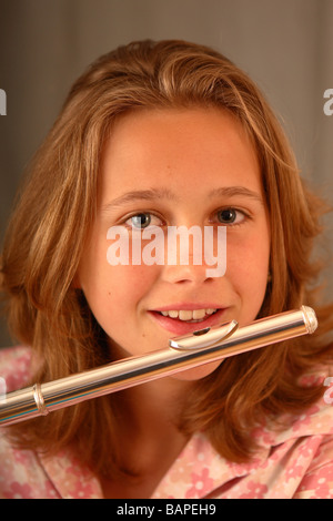 Jeune adolescente avec flûte musicien instrument de musique Banque D'Images